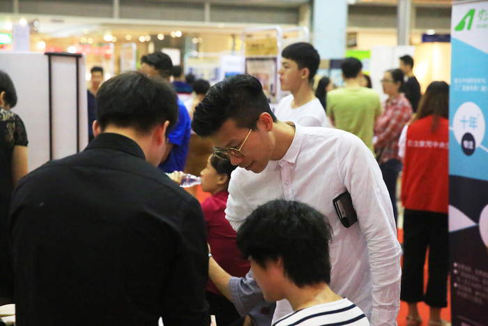 莫川簽約業主在設計師的指導下選購主材