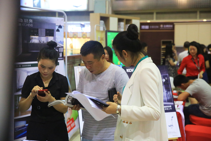 莫川簽約業主在設計師的指導下選購主材