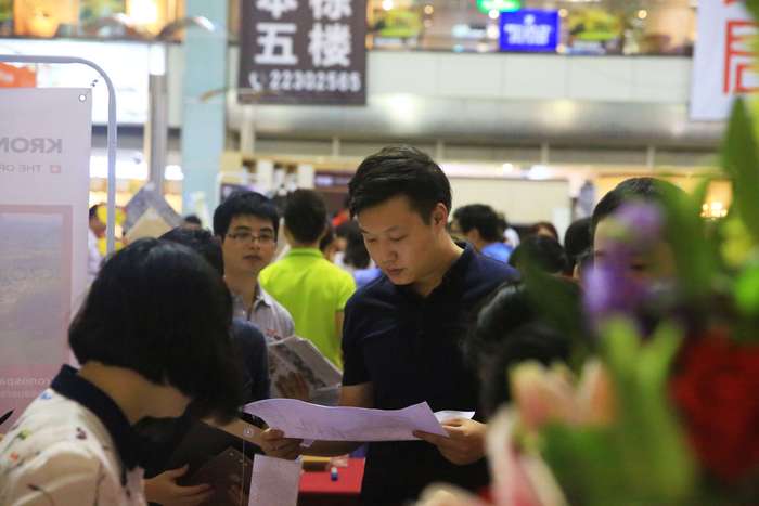 莫川簽約業主在設計師的指導下選購主材