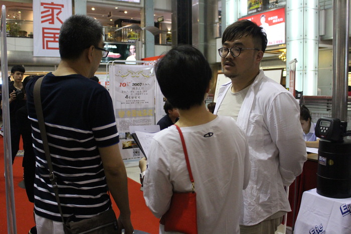 莫川簽約業主在設計師的指導下選購主材