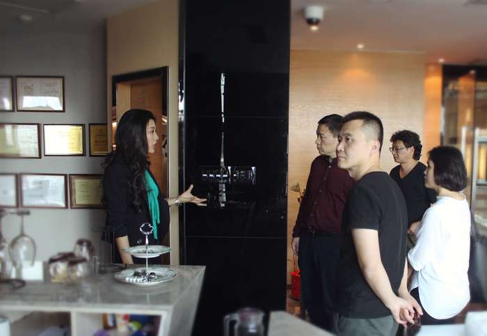 西南民族大學一行正在參觀莫川裝飾 西南民族大學一行正在參觀莫川裝飾